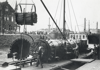 501688 Afbeelding van minister J. in 't Veld van Wederopbouw en Volkshuisvesting die de eerste drijvende ...